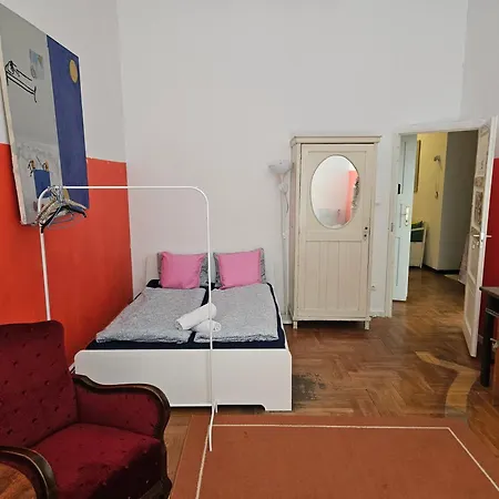 Ligeti Ruin Hostel *